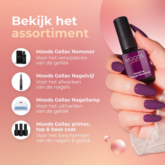 Hand met langwerpige paarse gellak nagels houdt een flesje Moods Gellac Stargazing vast. Assortiment getoond.