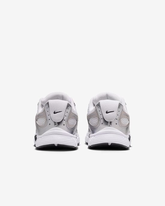 Achterkant van witte en zilverkleurige Nike sneakers met zwarte Swoosh op de hiel.