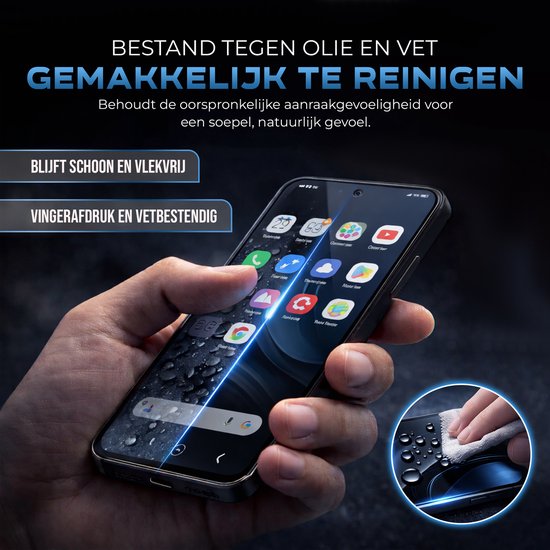 Hand houdt een smartphone met natte apps schoon, met een vetbestendige schermaanwijzing.