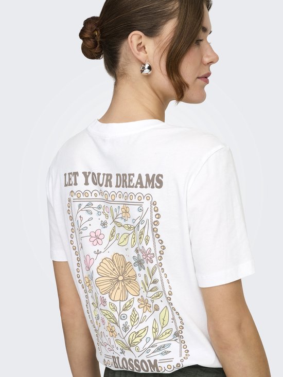 Wit t-shirt met bloemenprint en tekst 'LET YOUR DREAMS BLOSSOM' op de rug, detail van de achterkant.