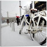 Dibond - Witte Fiets in de Sneeuw - 50x50cm Foto op Aluminium (Wanddecoratie van metaal)