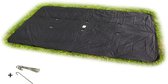 Zwarte rechthoekige trampoline afdekhoes op gras, met haringen.