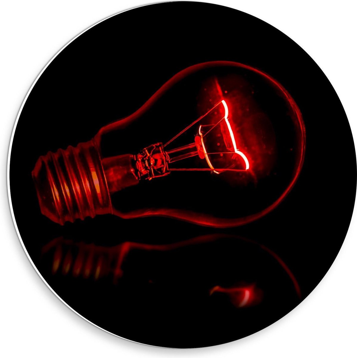 Forex Wandcirkel - Rode Gloeilamp op Zwarte Achtergrond - 30x30cm Foto op Wandcirkel (met 