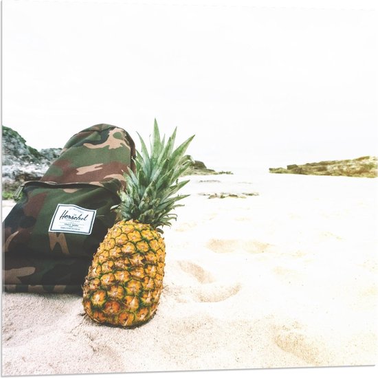 Acrylglas - Ananas met Legerprint Rugzak op het Strand - 80x80cm Foto op Acrylglas (Met Ophangsysteem)