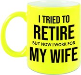 I tried to retire but now I work for my wife pensioen mok / beker neon geel afscheidscadeau 330 ml