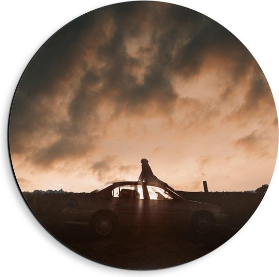 Dibond Wandcirkel - Grijze Auto bij een Mooie Zonsondergang - 40x40cm Foto op Aluminium Wandcirkel (met ophangsysteem)