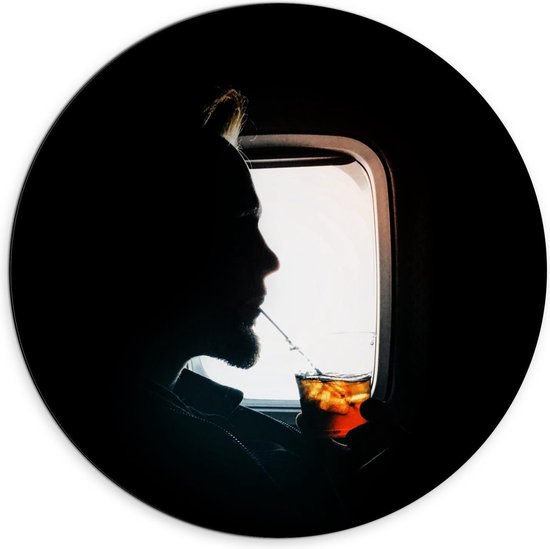 Dibond Wandcirkel - Persoon met Cocktail bij Vliegtuigraam - 70x70cm Foto op Aluminium Wandcirkel (met ophangsysteem)