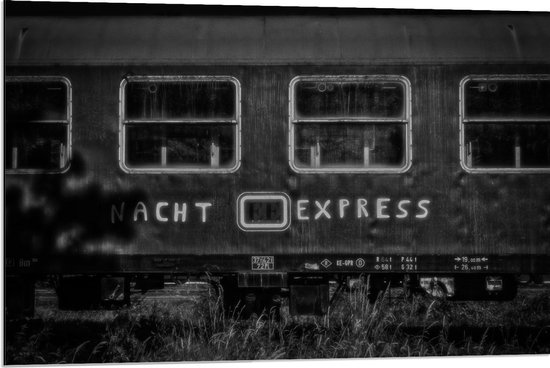 Dibond - ''Nacht Express'' Treinwagon (zwart/wit) - 90x60cm Foto op Aluminium (Met Ophangsysteem)