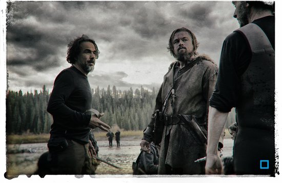 Een groep mannen staat bij een rivier, de een praat met Leonardo DiCaprio in winterse kleding.