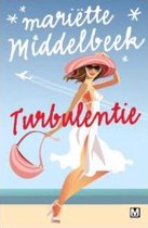 Boek "Turbulentie" van Mariëtte Middelbeek. Een vrouw in zomerse kleding en een roze hoed met bijpassende tas.