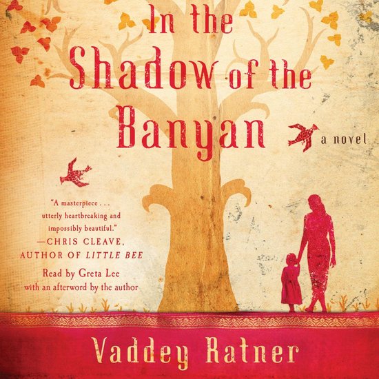 Boekomslag 'In the Shadow of the Banyan' door Vaddey Ratner. Een silhouet van een volwassene en kind onder een boom.