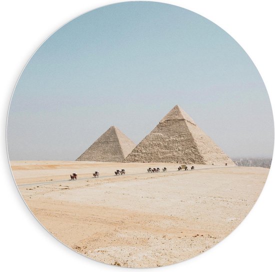 Forex Wandcirkel - Piramides met Kamelen in Egypte - 90x90cm Foto op Wandcirkel (met ophangsysteem)