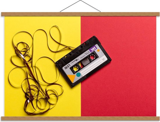 Schoolplaat – Cassette op Rood/Gele muur  - 90x60cm Foto op Textielposter (Wanddecoratie op Schoolplaat)