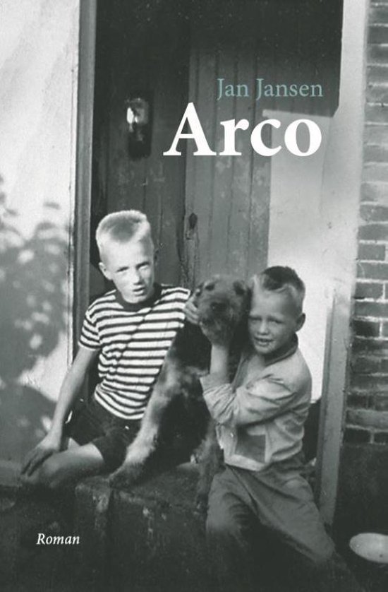 Boek 'Arco' van Jan Jansen. Twee jongens en een hond zitten op een trapje.