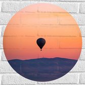 Muursticker Cirkel - Heteluchtballon boven Berg tijdens Zonsondergang in Turkije - 50x50 cm Foto op Muursticker