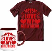 I Love My Girlfriend | Valentijn - Valentijnsdag - Cadeau - Kado - T-Shirt met mok - Unisex - Burgundy - Maat S
