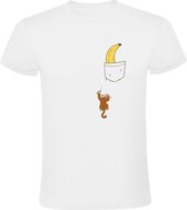 Aapje klimt naar borstzakje voor een banaan Heren T-shirt | dieren | apen | aap | fruit | eten | grappig | Wit