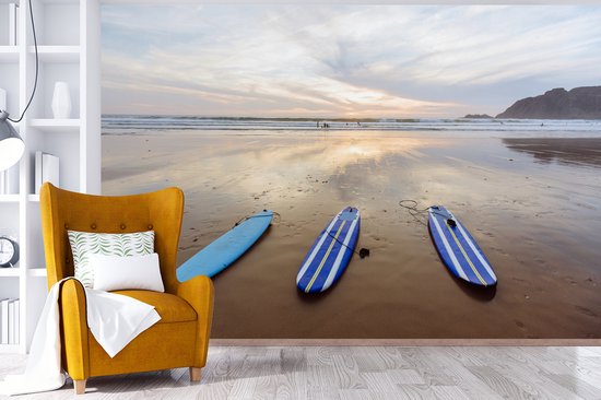 Papier peint Papier peint photo en vinyle - Les planches de surf allongées sur la plage largeur 525 cm x hauteur 350 cm - Tirage photo sur papier peint (disponible en 7 tailles)