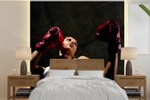 Papier peint photo peint vinyle - Une femme belle et musclée se tient dans une position de boxe typique, largeur 260 cm x hauteur 260 cm - Tirage photo sur papier peint (disponible en 7 tailles)