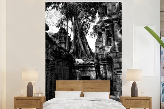 Behang - Fotobehang Verlaten tempel in Angkor in Cambodja - zwart wit - Breedte 170 cm x hoogte 260 cm