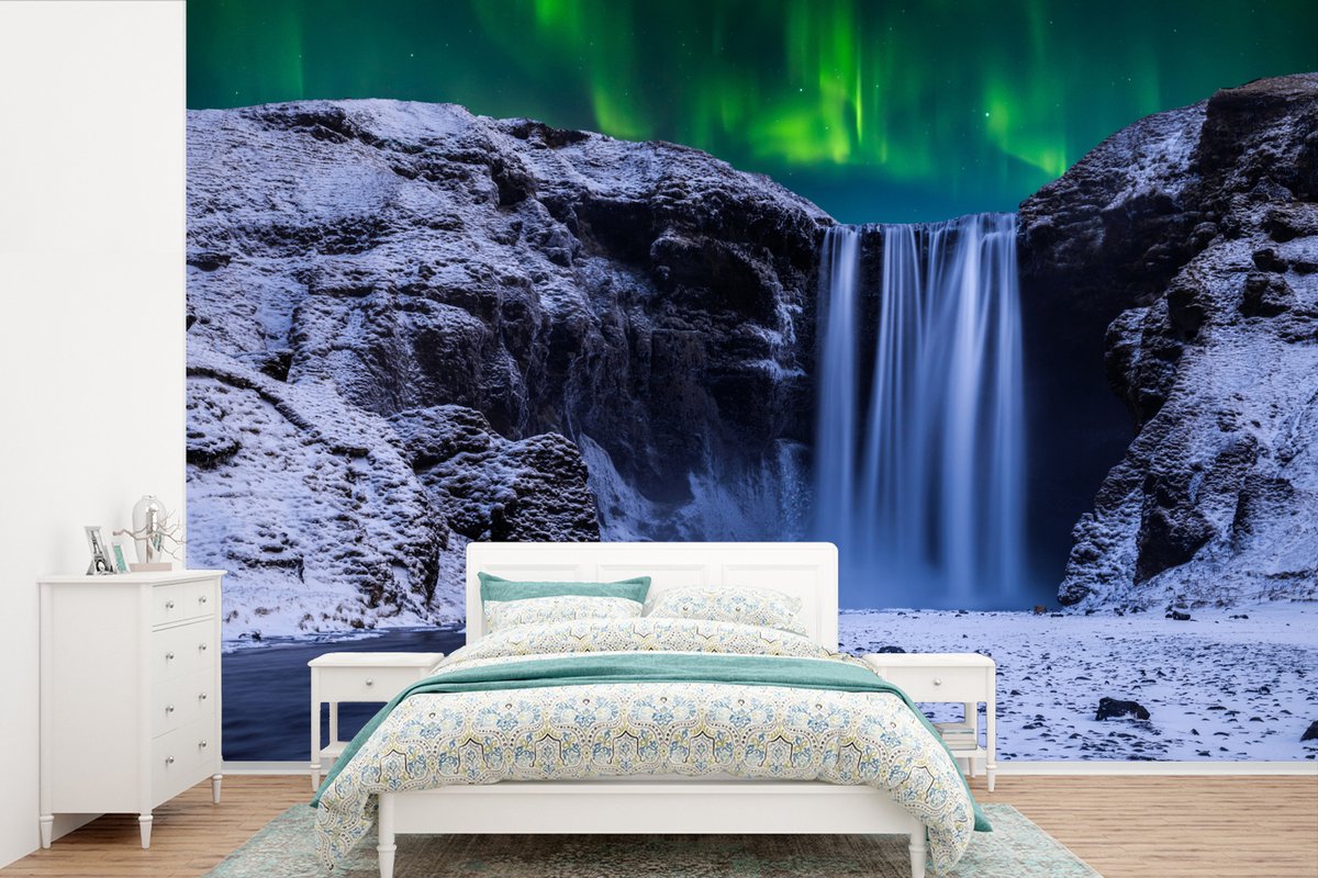 Behang - Fotobehang Noorderlicht - Waterval - Sneeuw - IJsland - Breedte 360 cm x hoogte 240 cm