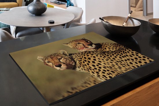KitchenYeah® Inductie beschermer 81.6x52.7 cm - Twee cheeta's op de savanne - Kookplaataccessoires - Afdekplaat voor kookplaat - Inductiebeschermer - Inductiemat - Inductieplaat mat