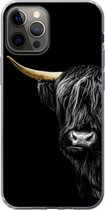 Geschikt voor iPhone 12 Pro hoesje - Schotse hooglander - Koeien - Goud - Siliconen Telefoonhoesje