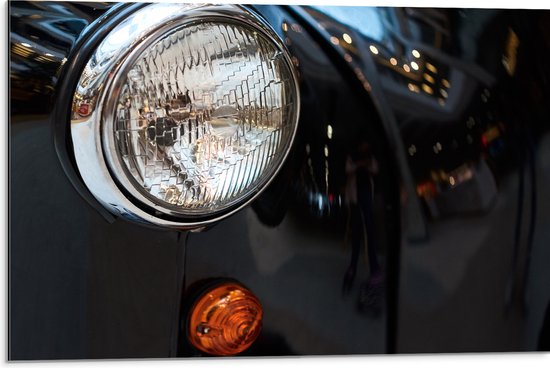Dibond - Close-up van Koplamp van Zwarte Auto - 75x50 cm Foto op Aluminium (Met Ophangsysteem)