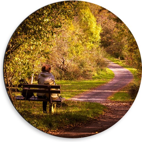 Dibond Muurcirkel - Vrouw in het Bos op een Bankje - 50x50 cm Foto op Aluminium Muurcirkel (met ophangsysteem)