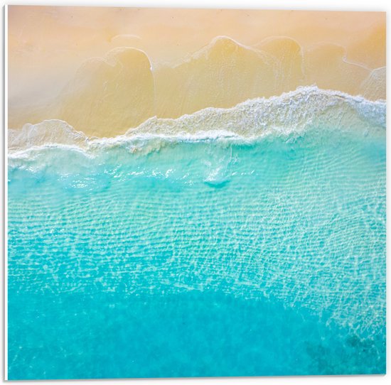 PVC Schuimplaat- Golven van een Heldere Zee in de Zomer - 50x50 cm Foto op PVC Schuimplaat