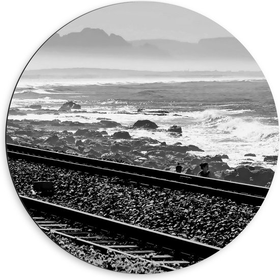 WallClassics - Dibond Muurcirkel - Treinrails aan het Zeewater (zwart/ wit) - 60x60 cm Foto op Aluminium Muurcirkel (met ophangsysteem)