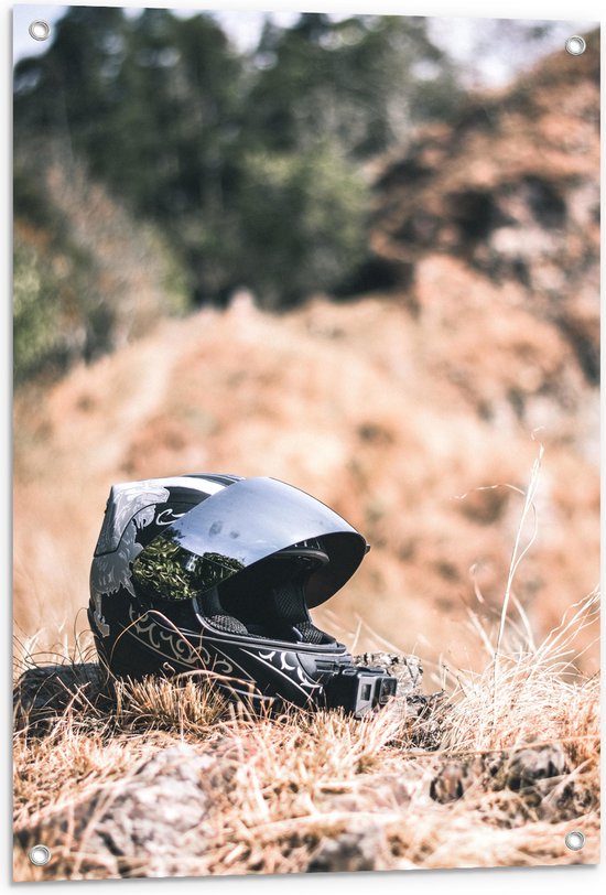 WallClassics - Poster de Jardin - Photo de Casque de Moto par Dry Grasses - 60x90 cm Photo sur Poster de Jardin (décoration murale pour l'extérieur et l'intérieur)