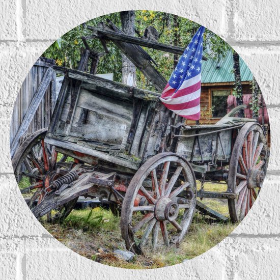 WallClassics - Muursticker Cirkel - Oude Houten Boerenkar met Amerikaanse Vlag - 30x30 cm Foto op Muursticker