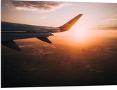 WallClassics - PVC Schuimplaat- Vliegtuigvleugel met Zonsondergang - 100x75 cm Foto op PVC Schuimplaat