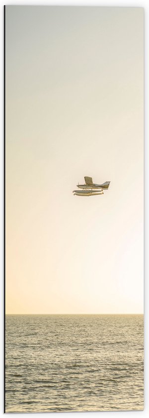 WallClassics - Dibond - Vliegtuig Vliegend boven Water met Boeien bij Lichtkleurige Lucht - 40x120 cm Foto op Aluminium (Met Ophangsysteem)