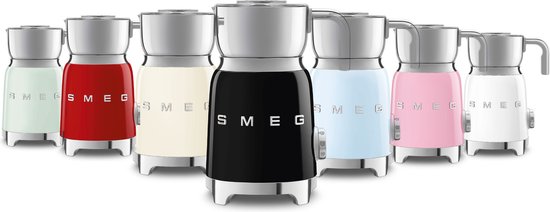 Groep van zeven Smeg melkopschuimers in verschillende kleuren: mintgroen, rood, crème, zwart, lichtblauw, roze en wit.
