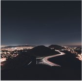 WallClassics - Poster Brillant - Route Entre les Montagnes la Nuit - 100x100 cm Photo sur Papier Poster avec Finition Brillante