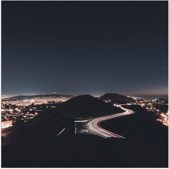 WallClassics - Poster Brillant - Route Entre les Montagnes la Nuit - 100x100 cm Photo sur Papier Poster avec Finition Brillante