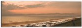 Dibond - Rijen Kleine Witte Strandhuisjes op Strand in Nederland bij de Ondergaande Zon - 60x20 cm Foto op Aluminium (Met Ophangsysteem)