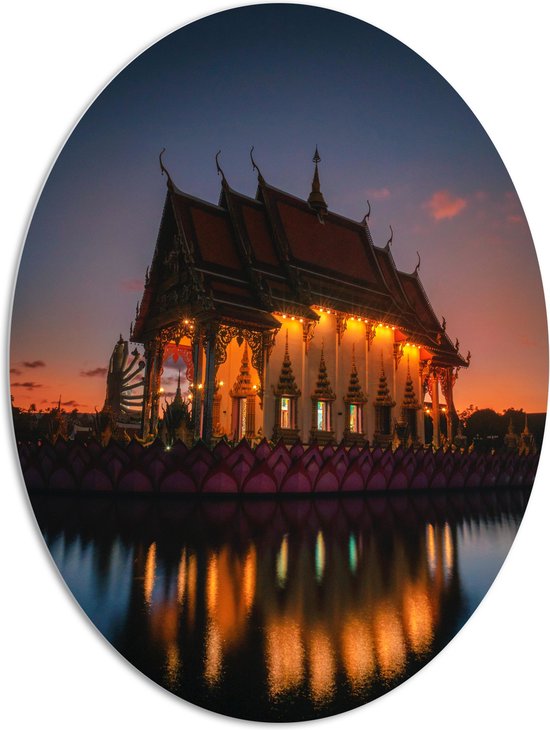 WallClassics - PVC Schuimplaat Ovaal - Boeddhistische Tempel in Thailand - Wat Pa Lahan Sai - 81x108 cm Foto op Ovaal (Met Ophangsysteem)