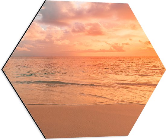 Dibond Hexagon - Oceaan met Prachtige Zonsondergang en Brede Horizon - 50x43.5 cm Foto op Hexagon (Met Ophangsysteem)