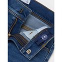 Detail van de tailleband van een blauwe jeans met knoop en verstelbaar elastiek.