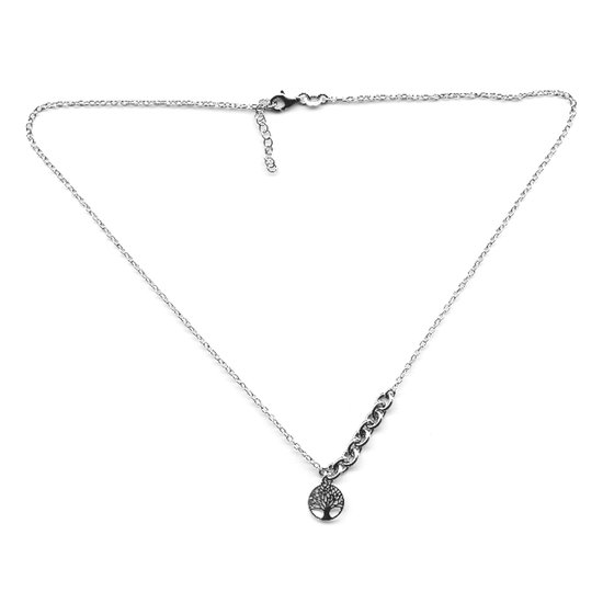 Zilveren ketting met verstelbare sluiting en een ronde levensboomhanger. Delen van de ketting bestaan uit schakels.