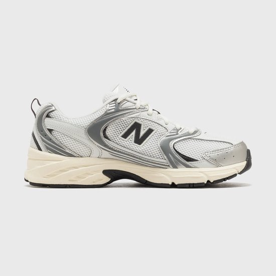 Witte New Balance 530 sneaker met zilveren en grijze accenten.