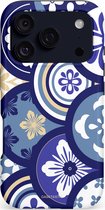 Telefoonhoes met blauw, wit en crème Talavera-patroon.