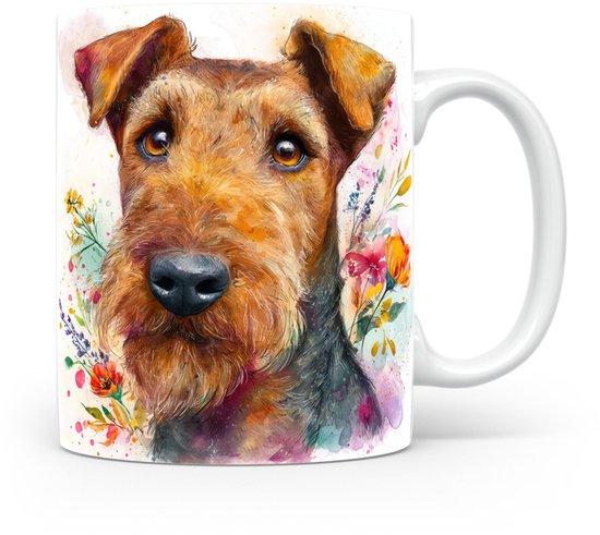 Witte mok met aquarelillustratie van een Airedale Terriër met bruine en zwarte vacht, omringd door kleurrijke bloemen.