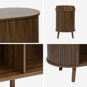Close-up van donkerbruin Scandinavisch tv-meubel met gegroefd houteffect, deuren en poten.