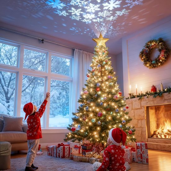 Gouden kerstboomster met projectie van sneeuwvlokken op de kerstboom, in een woonkamer.
