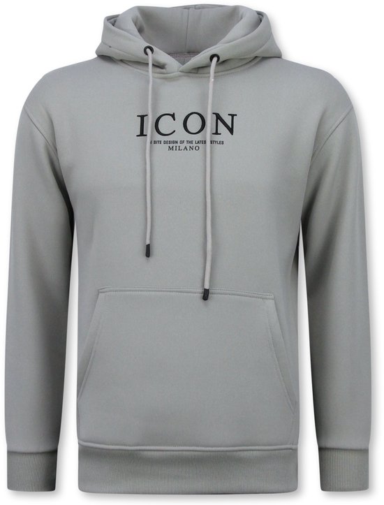 Lichtgrijze hoodie met zwarte "ICON MILANO" tekst op de borst. De hoodie heeft touwtjes en een kangoeroezak.