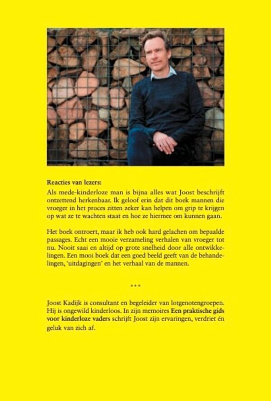 Een man met een donkere trui staat voor een stapel hout. Titel: Een praktische gids voor kinderloze vaders. Joost Kadijk is consultant.